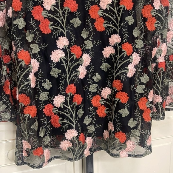 Solitaire Black Mesh Floral Embroidery 3/4 Bell Sleeve Top w/ Cami Size M Blouse - Picture 7 of 10